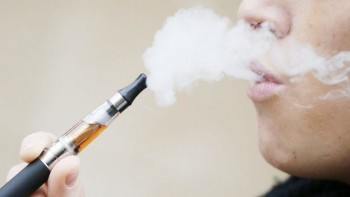 _85051757_e-cig_woman_getty
