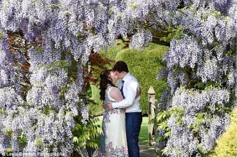 3BB54D3200000578-4075076-The_newlyweds_enjoyed_a_kiss_after_exchanging_rings_made_from_vi-a-3_1483218759320