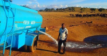 man-brings-water-wild-animals-kenya1.jpg.image.784.410