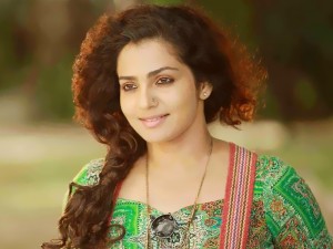 Malayalam-Actor-Parvathy-to-Debut-In-Bolllywood-With-Irrfan-Khan