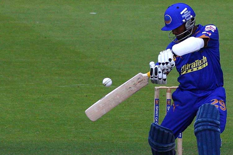 LONDON, ENGLAND - JULY 06:  Swapnil Asnodkar (L) of Rajasthan Royals plays a cut shot off the bowling of  Tyron Henderson (R) of Middlesex Panthers for four during The British Asian Challenge match played bewteen Middlesex and The Rajasthan Royals at Lords on July 6, 2009 in London, England.  (Photo by Ryan Pierse/Getty Images)