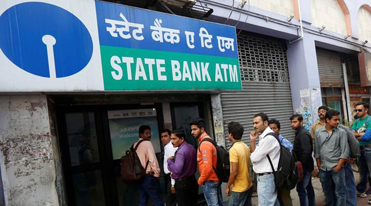 People queue outside an ATM of State Bank of India (SBI) to withdraw money in Kolkata, India, November 22, 2016. REUTERS/Rupak De Chowdhuri