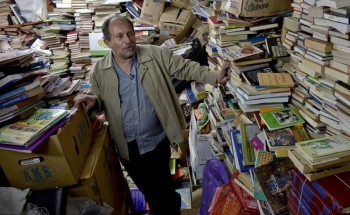 colombian-garbage-man-builds-library-from-discarded-books